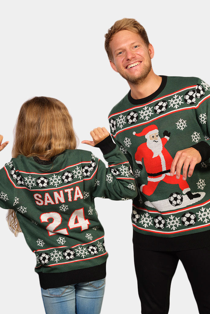 Camisola de Natal para Casal Verde Pai Natal jogando Futebol homem