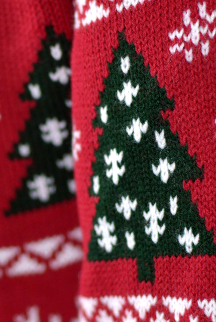 Camisola de Natal para Casal Vermelha com Árvores, Renas e Presentes de Natal detalhe