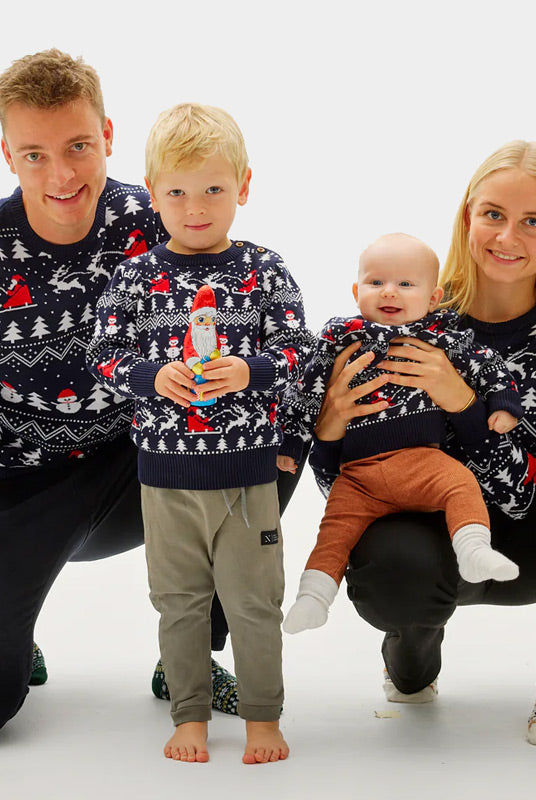 Camisola de Natal Azul para Família com Árvores, Bonecos e Pai Natal homem e mulher
