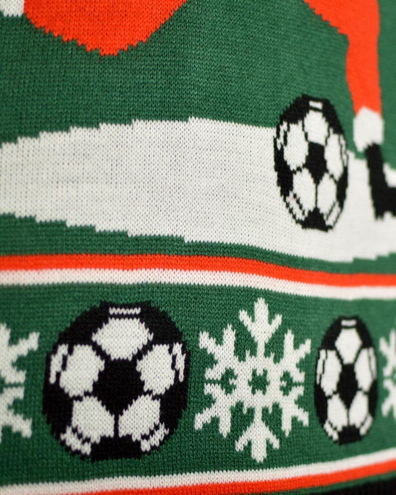 Detalhe Camisola de Natal Verde Pai Natal jogando Futebol