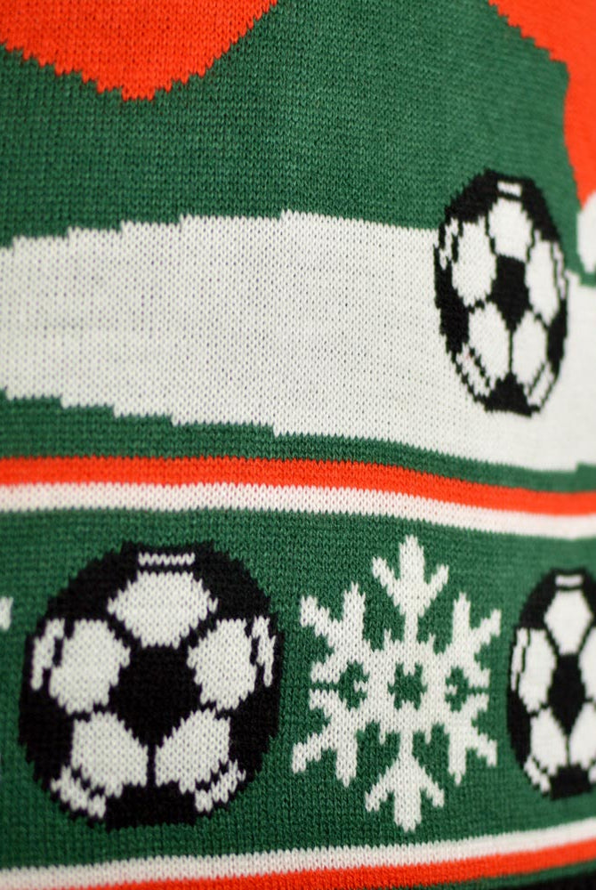 Detalhe Camisola de Natal Verde Pai Natal jogando Futebol