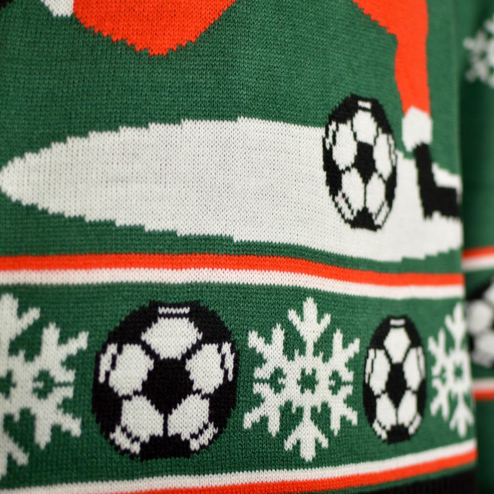 Detalhe Camisola de Natal Verde Pai Natal jogando Futebol