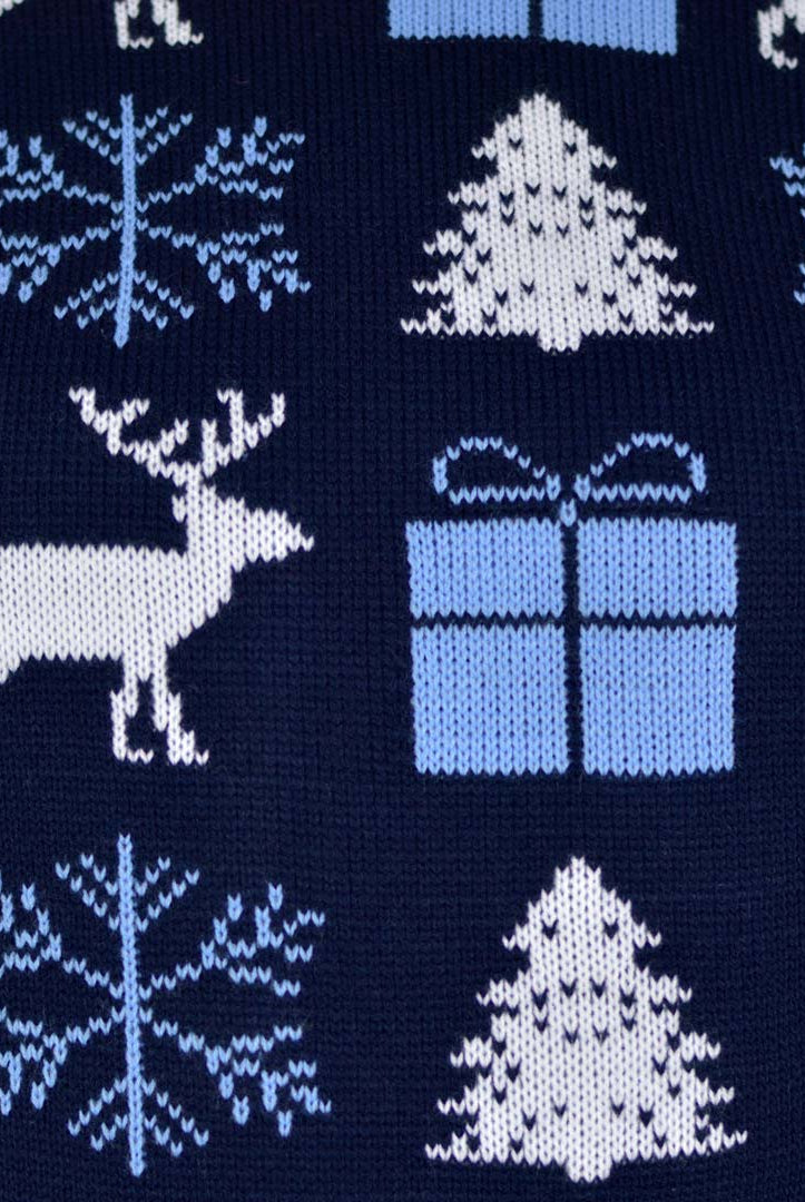 Camisola de Natal Azul com Renas, Presentes e Pinheiros Detalhe