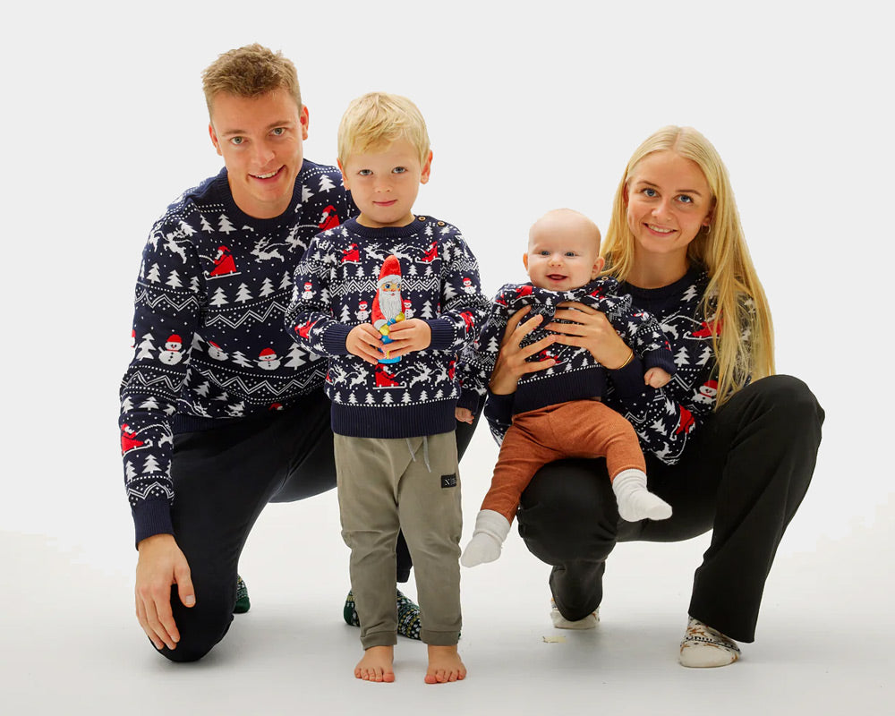 Camisola de Natal Azul para Família com Árvores, Bonecos e Pai Natal homem e mulher