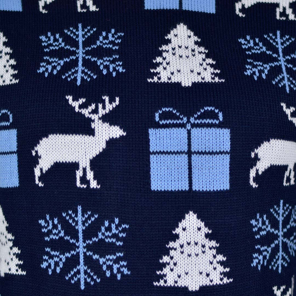 Camisola de Natal Azul com Renas, Presentes e Pinheiros Detalhe