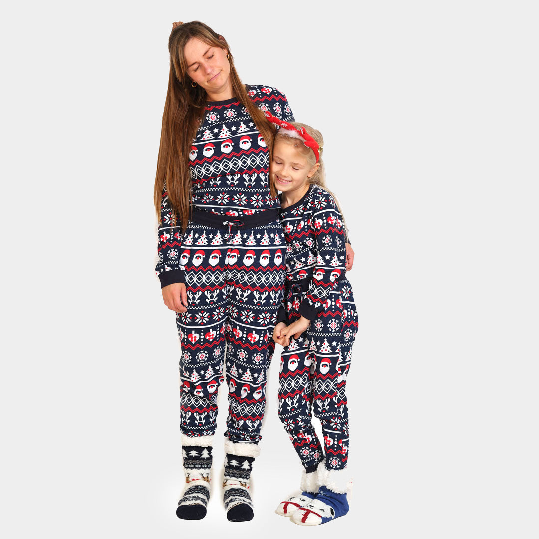Pijama de Natal Familiar com Pai Natal, Árvores e Corações